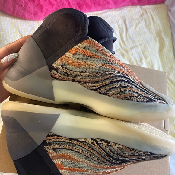 Yeezy QNTM - Picture 4 of 12